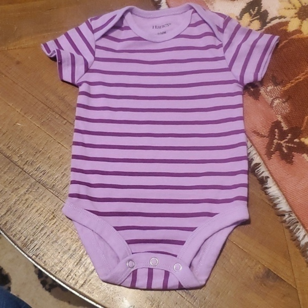 🐻     Hanes purple striped Onesie size 6-12 months